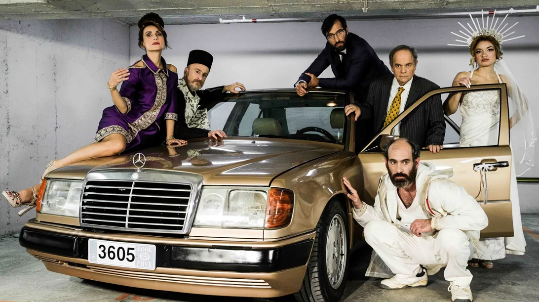 "Ο άλλος": Κοινωνία και οικογένεια στο στόχαστρο του θεατρικού πανδαιμόνιου της Πένυς Φυλακτάκη