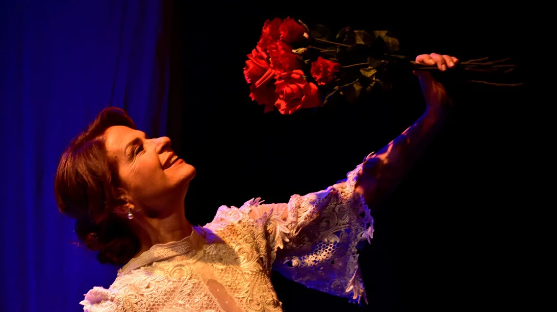 "Σαν ρόδο και σαν αίνιγμα": Η Πέγκυ Σταθακοπούλου υποδύεται την αινιγματική γυναίκα του Σαίξπηρ