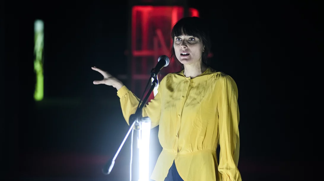 "Αίμα στο αίμα" και αυτοδικία στον Πειραιά: Πρώτα στιγμιότυπα από την παράσταση του Γιάννη Καλαβριανού