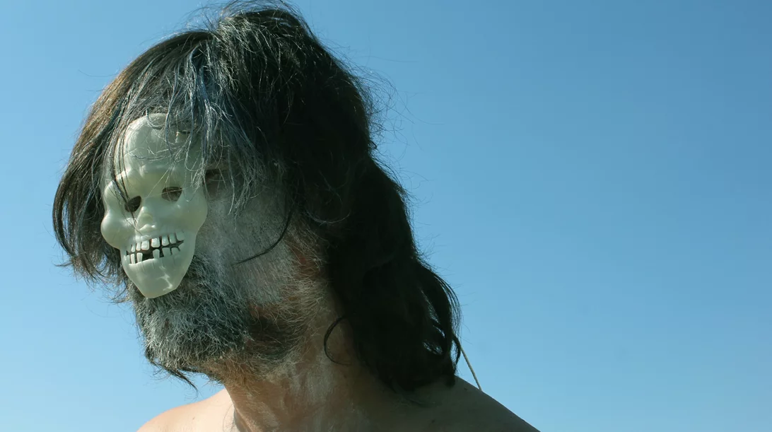 "Το κομμένο κεφάλι του Δημήτρη Αμελαδιώτη": Μια γκροτέσκα περφόρμανς από τον Πάνο Σκλαβενίτη στο ΟΧΤΩ