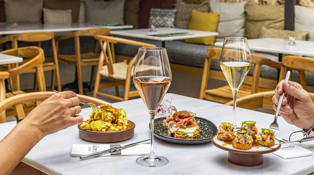 To 'Kalimeres Bistro' στρέφει τα φώτα στου Ψυρρή