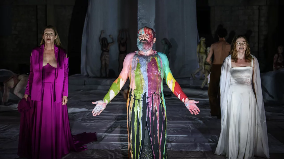 "Βάκχες": Ρίχνουμε νέα ματιά στον κόσμο του Θάνου Παπακωνσταντίνου