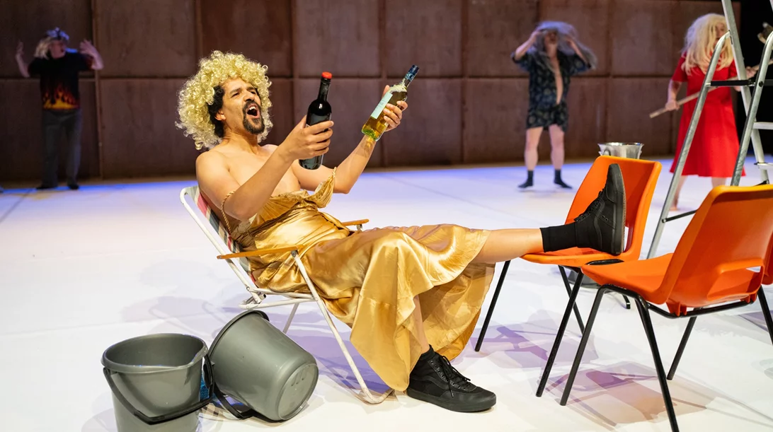 Φεστιβάλ Αθηνών: Οι Forced Entertainment γιορτάζουν 40 χρόνια με το "Signal to noise"