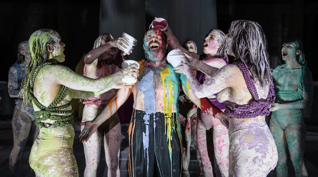 "Βάκχες" από το Εθνικό Θέατρο: Τελευταίες παραστάσεις στο Σχολείον της Αθήνας "Ειρήνη Παπά"