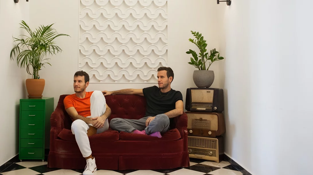 Μιχάλης και Παντελής Καλογεράκης: "Η τέχνη βοηθάει να ρίξουμε ένα επιθετικό ουράνιο τόξο στα μούτρα κάθε ρατσιστή, σεξιστή, μισαλλόδοξου"