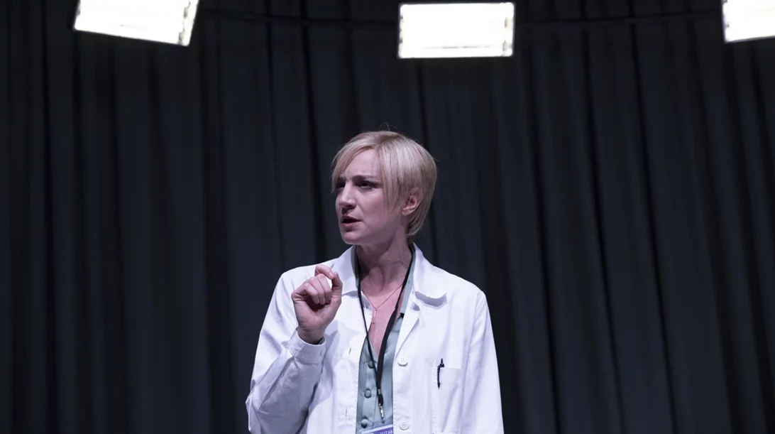 "The Doctor": Νέες ημερομηνίες άνοιξαν για την σαρωτική παράσταση με πρωταγωνίστρια τη Στεφανία Γουλιώτη