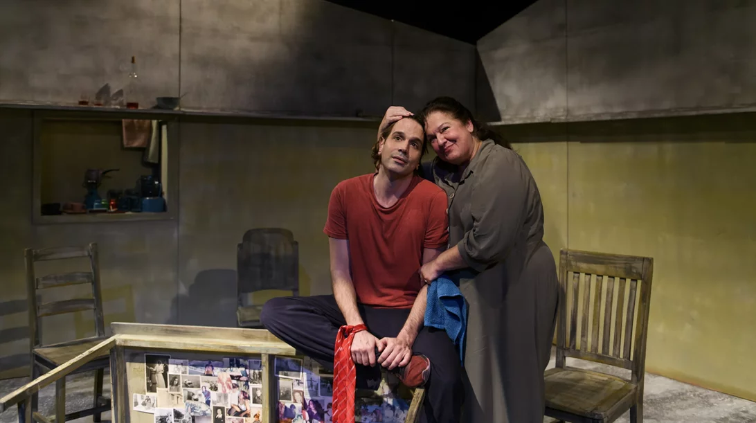 "Το γάλα": Τελευταίες παραστάσεις και αλλαγή ώρας για το έργο-σταθμός της νεοελληνικής δραματουργίας