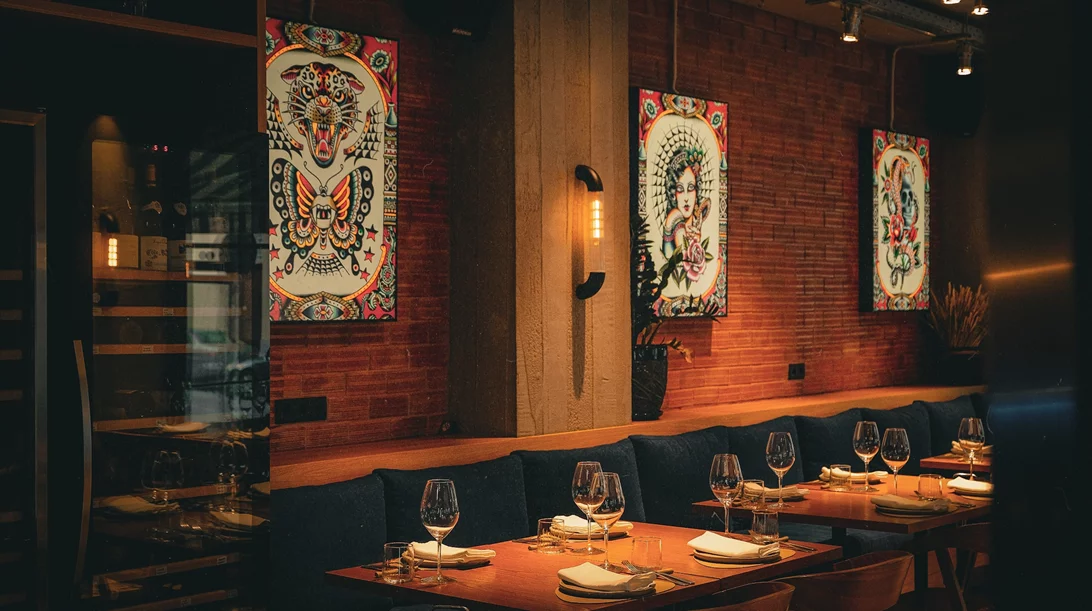 Video walkthrough: Η Ναταλία Δραγούμη δοκιμάζει την κουζίνα του Άνταμ Κοντοβά στο "Ex Machina"