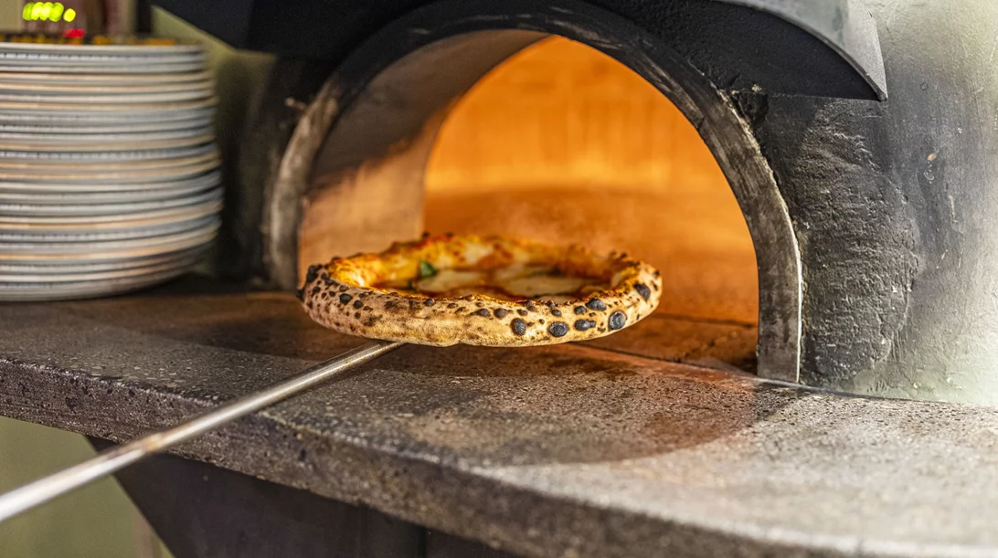 Εκεί σερβίρουν την καλύτερη πίτσα της Αθήνας σύμφωνα με τα The Best Pizza Awards