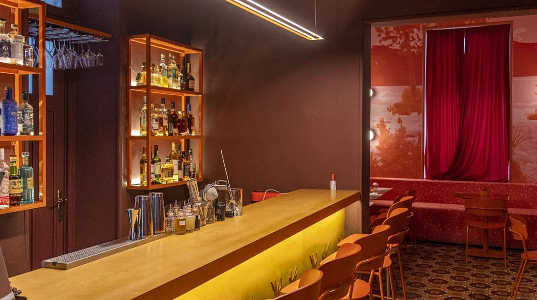 Στο funky fusion σύμπαν του ολοκαίνουριου "Dear Manouka"