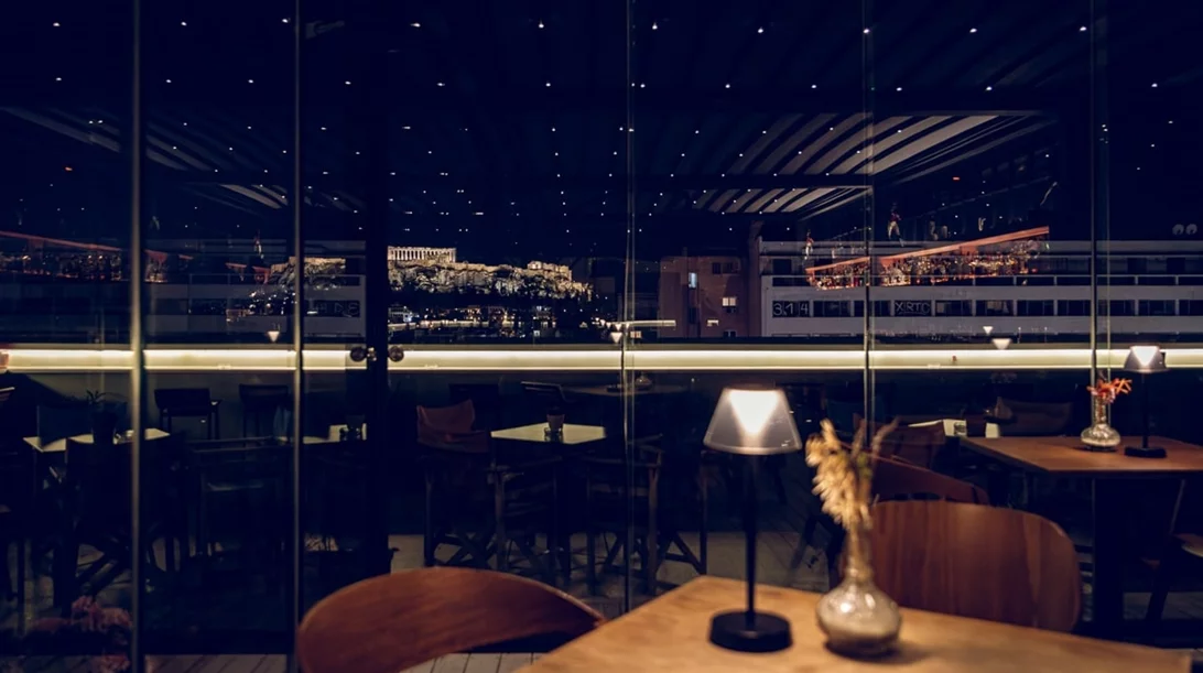 Video walkthrough: Η Ναταλία Δραγούμη στο 'Olympias' και την κορυφή της πόλης