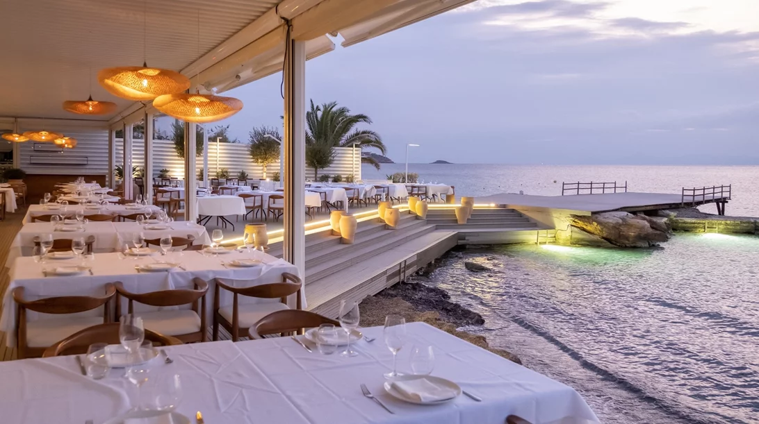 Τα εστιατόρια της αθηναϊκής παραλίας που σερβίρουν βραβευμένη γεύση