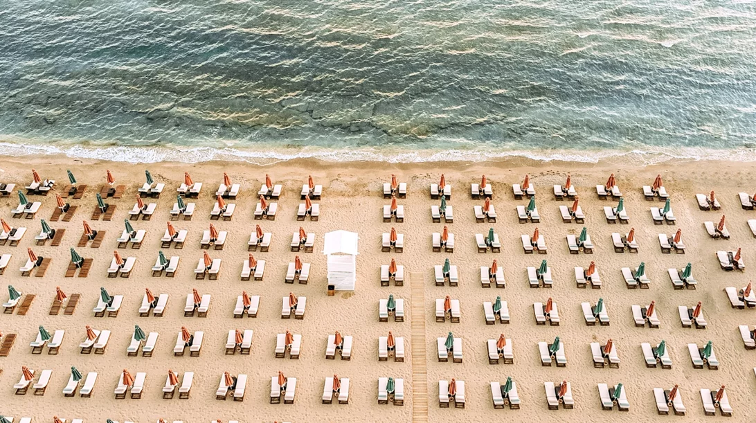 Στο Bloom Project για ανεμελιά, πόδια στην άμμο και φροντισμένες γεύσεις