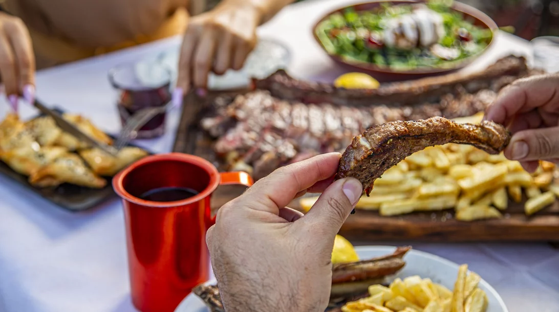 Όσοι ξέρουν από παϊδάκια, πηγαίνουν στην Άγιο Δημήτριο και σε αυτή την αυλή