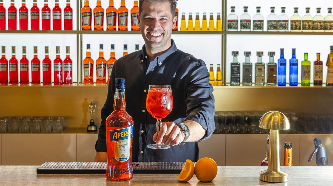 Πώς πετυχαίνουμε (και απολαμβάνουμε) το τέλειο Aperol Spritz;