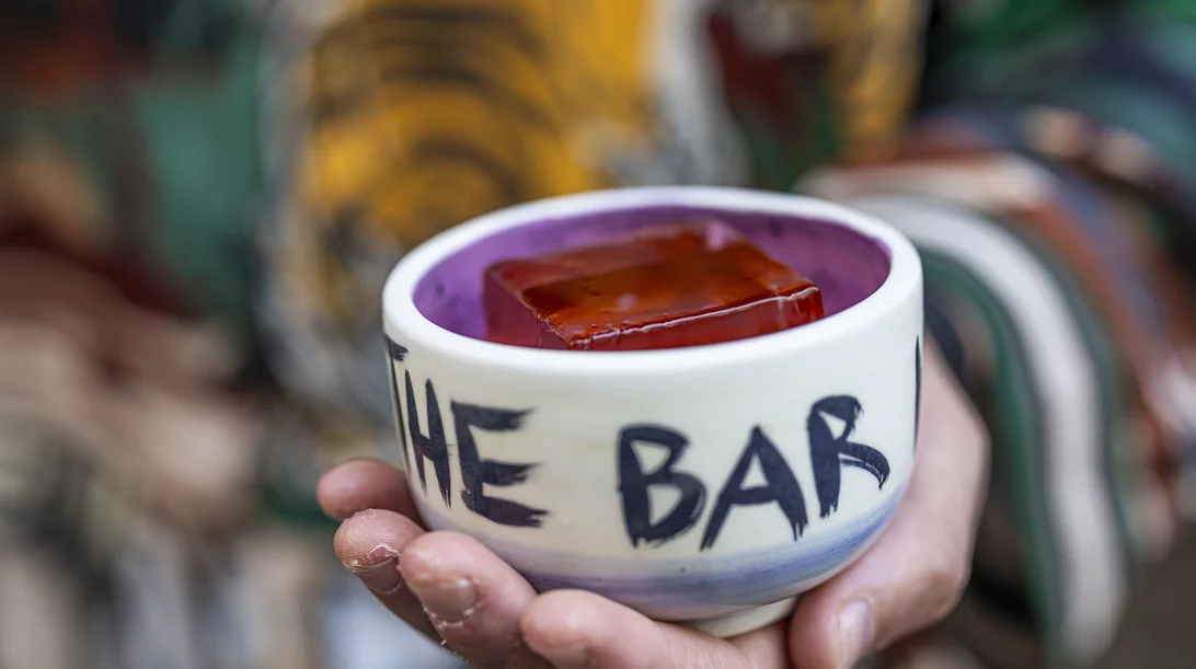 Το "The Bar in Front of the Bar" έχει βρει το δρόμο του