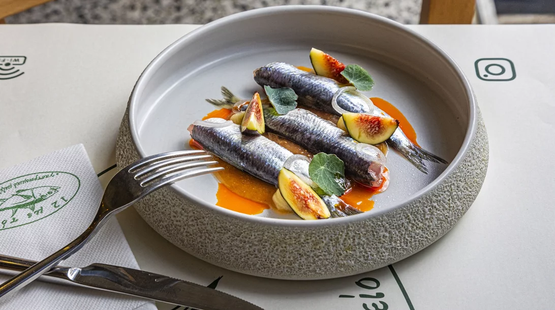 Ένα μικρό εστιατόριο με μεγάλα κότσια στη Νέα Ερυθραία