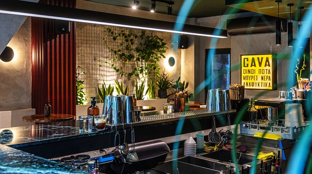 "Το Μπαρ" στην Μαυρομιχάλη είναι ό,τι λέει το όνομά του