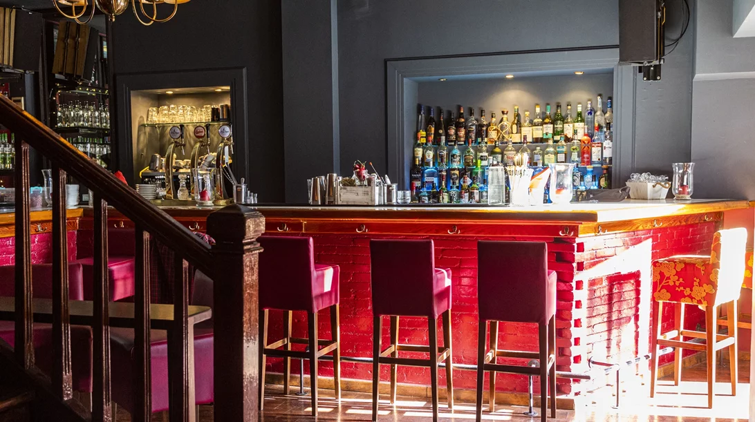 Ο "Λογιότατος" είναι ένα μπαρ που ταιριάζει άψογα στην Κυψέλη