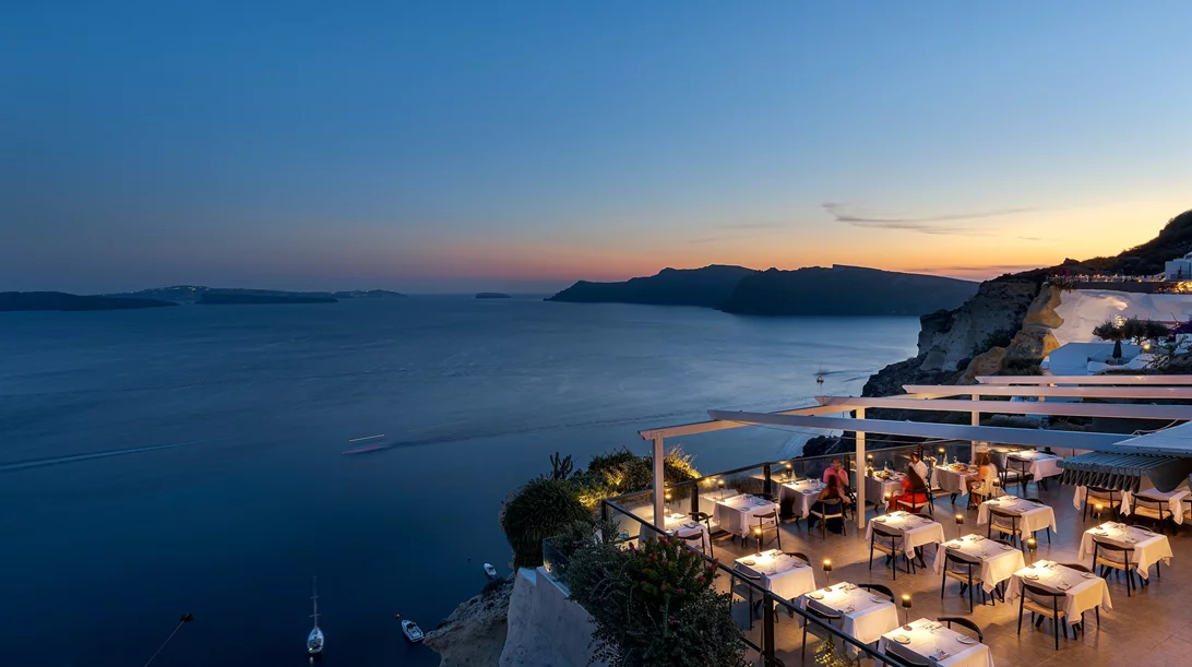 Στη σοφιστικέ βεράντα της Σαντορίνης για πιάτα βαθιάς νοστιμιάς