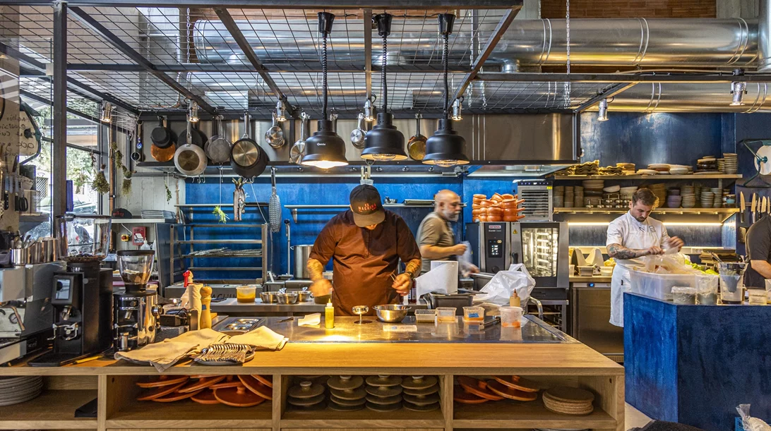 Το Ex Machina γίνεται 2 ετών και το γιορτάζει με έναν εκλεκτό καλεσμένο