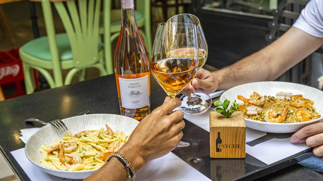 Για κρασιά στην κρυφή αυλή του κέντρου