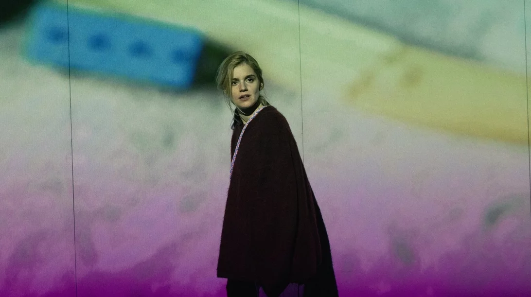 Η ταλαντούχα Νατάσα Εξηνταβελώνη ερμηνεύει το σπαρακτικό "Girls & Boys"