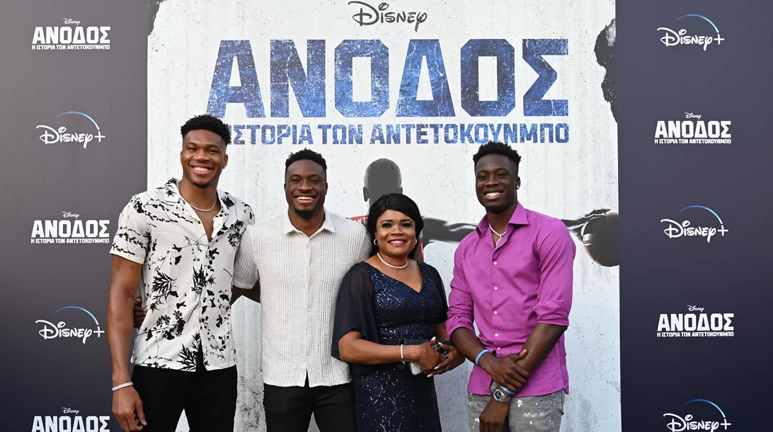 Το "α" με τους πρωταγωνιστές του "Άνοδος: Η Ιστορία των Αντετοκούνμπο"