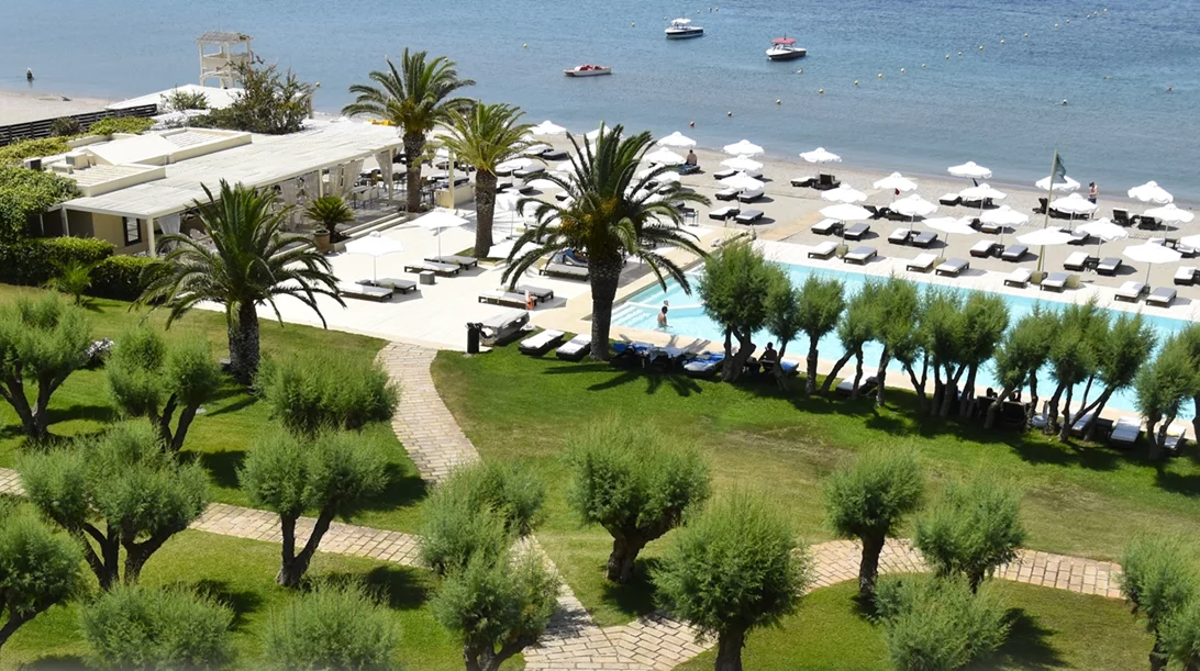 "Plaza Resort", Ανάβυσσος: Το αγαπημένο σας "νησιώτικο" resort για Πάσχα δίπλα στη θάλασσα βρίσκεται πιο κοντά στην Αθήνα απ’ ότι νομίζατε!