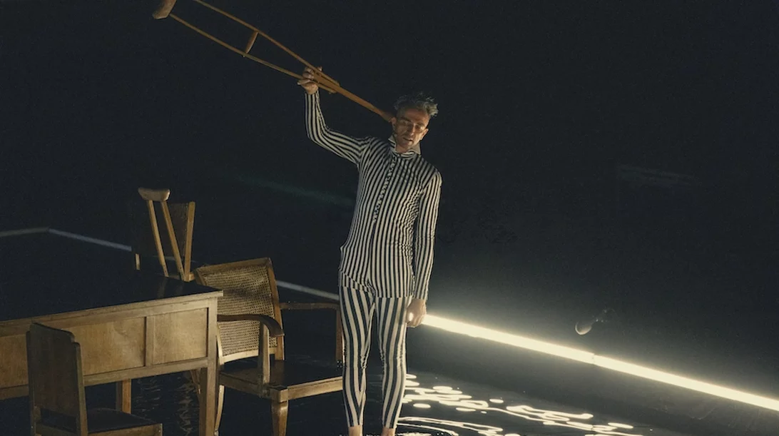 Άρης Σερβετάλης - Έφη Μπίρμπα συνεχίζουν με το "Όνειρο ενός γελοίου" στο θέατρο Κιβωτός