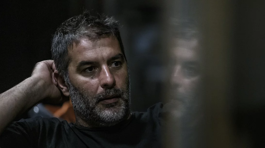 Ο Βασίλης Μπισμπίκης φέρνει το "Έγκλημα και τιμωρία" στην Αθήνα του σήμερα