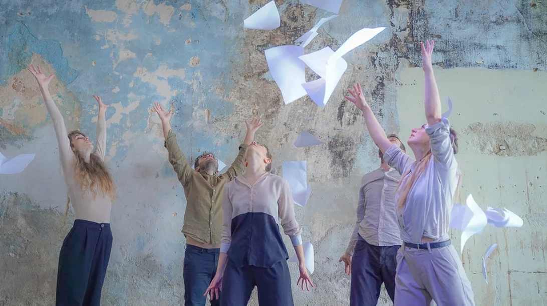 "Πεθαίνω σαν χώρα": Στο ΠΛΥΦΑ το έργο του Δημητριάδη που μας κάνει μάρτυρες ενός εξουθενωμένου έθνους