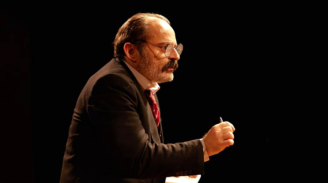 "Όταν έκλαψε ο Νίτσε": Σε ποιο θέατρο μεταφέρεται η sold out παράσταση;