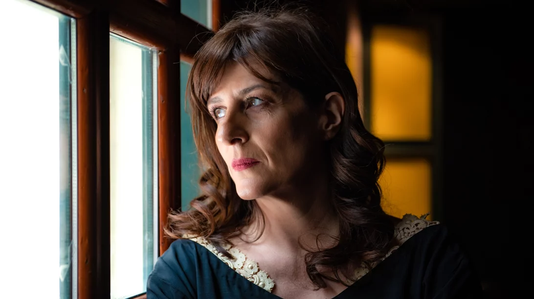 "Η αρραβωνιαστικιά του Αχιλλέα": Η Γιασεμί Κηλαηδόνη ερμηνεύει το άπαιχτο μυθιστόρημα της Άλκης Ζέη