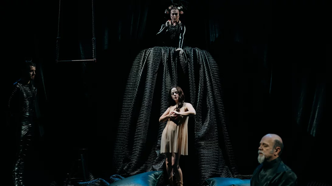 "Περλιμπλίν και Μπελίσα": "Σκοτεινές" φωτογραφίες από το ερωτικό έργο του Λόρκα στο Πορεία