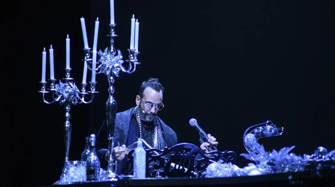 "Scrooge & Ghosts & Rock ‘n’ Roll": Ο Πάνος Μουζουράκης ξανά ως ο ροκ σταρ "Σκρουτζ"