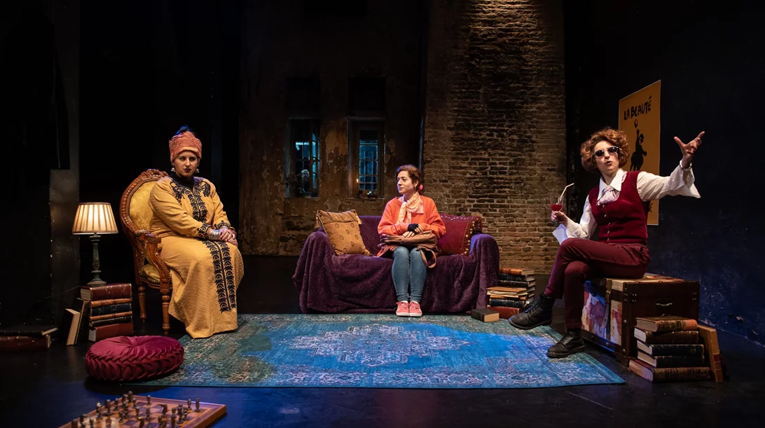 Η σκοτεινή κωμωδία "Θέλμα και Ίρις" επιστρέφει στο θέατρο Φούρνος