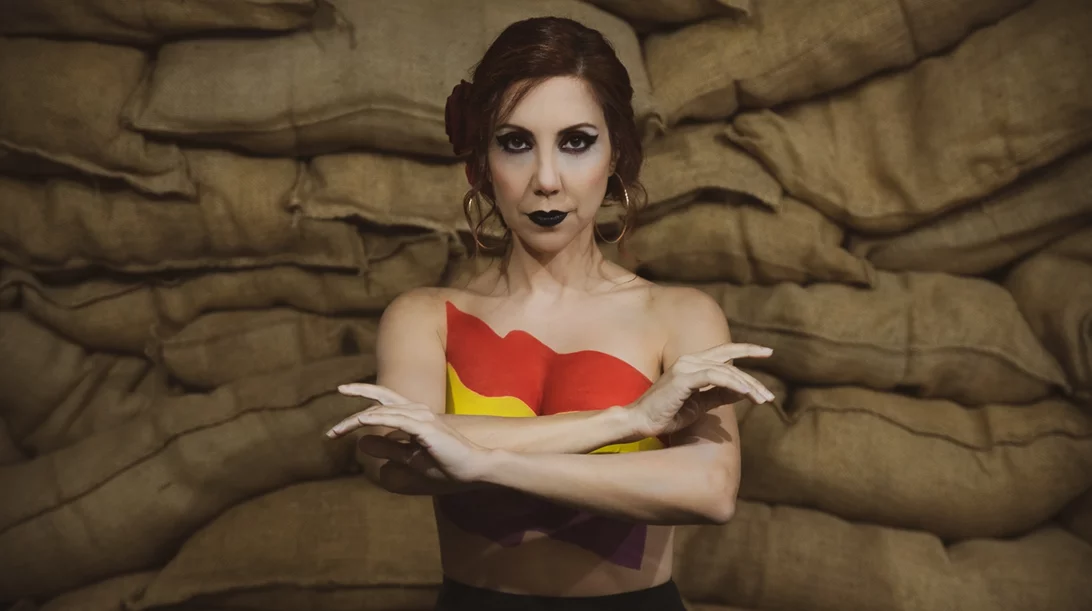 "Ay, Carmela!": Η Κατερίνα Μπιλάλη γράφει για το ρόλο που ερμηνεύει στο βαθιά πολιτικό έργο του Χοσέ Σάντσις Σινιστέρρα