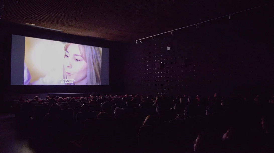 Αναζητούνται θεατές: Πώς θα γεμίσουν ξανά τα σινεμά; Η Μικρόκοσμος Films απαντά