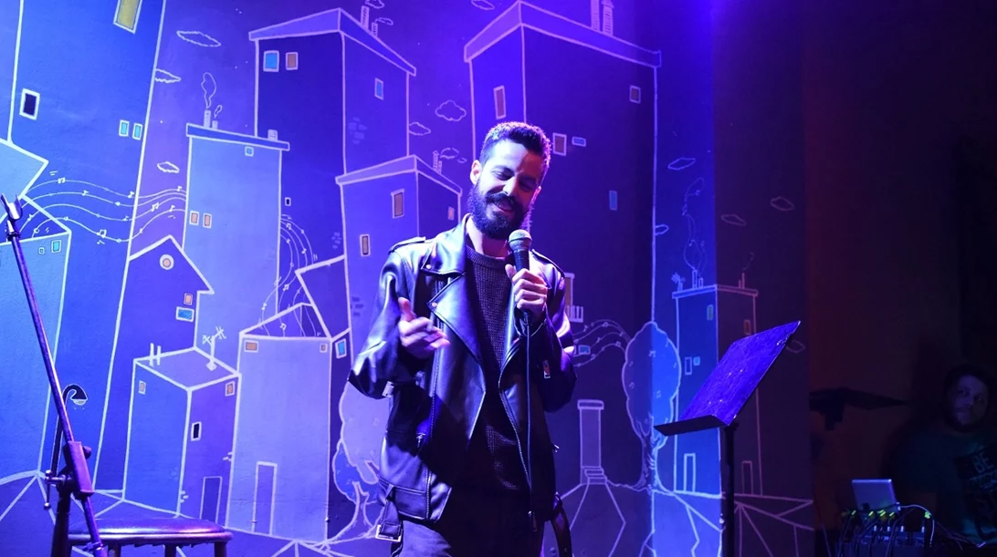 Ηρθε η ώρα για το νέο stand up του Γιώργου Καραμανλή