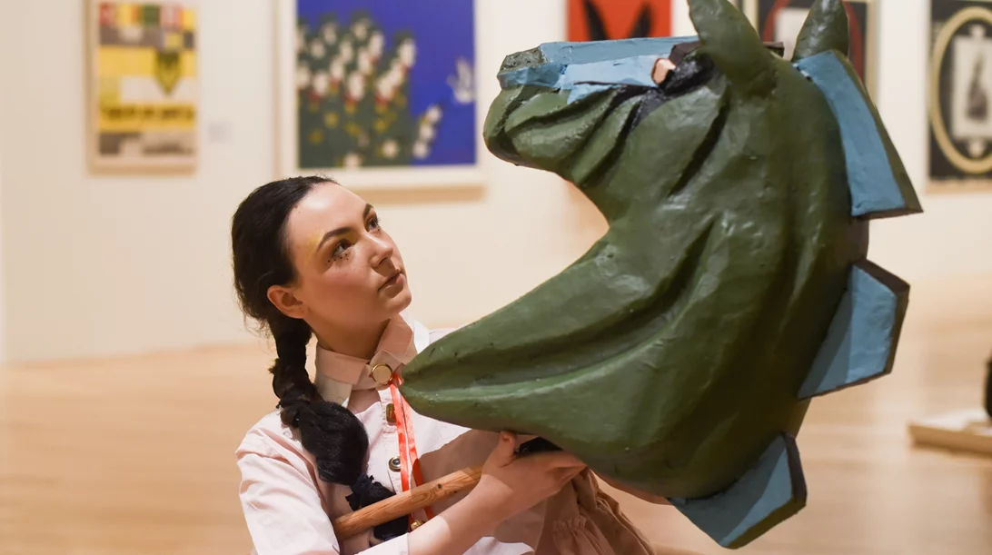 "Η Οβάλ Κυρία": Το έργο της Λεονόρας Κάρινγκτον γίνεται παράσταση στην Εθνική Πινακοθήκη