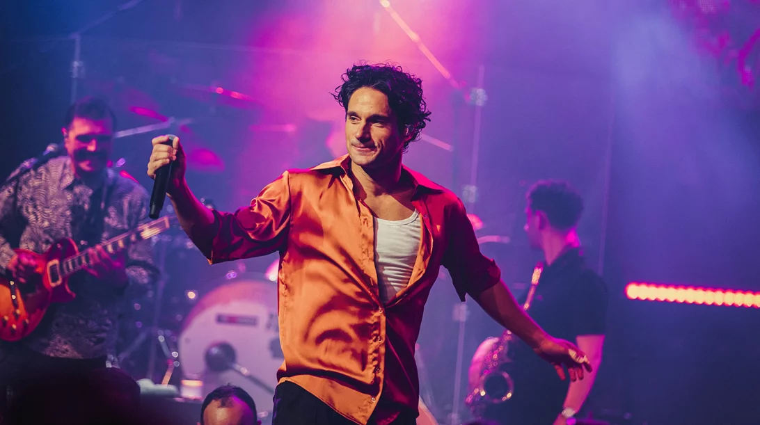 Ο Πάνος Βλάχος στήνει φάση στο θέατρο Βράχων