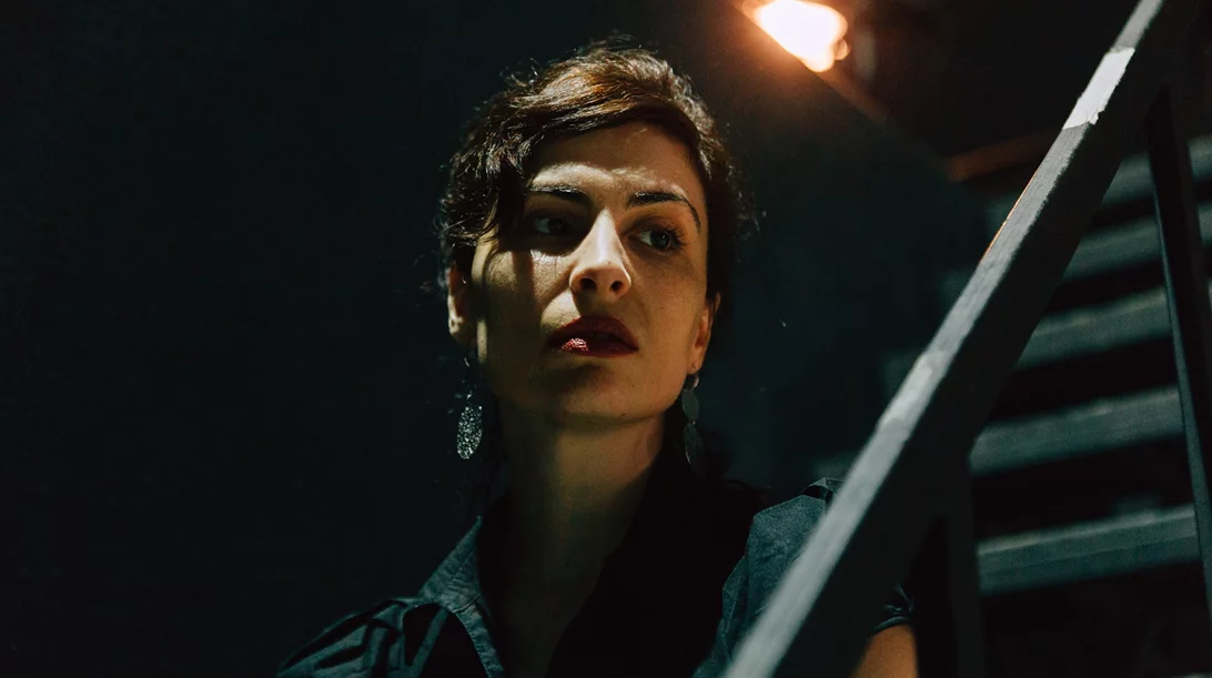 Ηθοποιοί και AI στη σκηνή της Μάρθας Μπουζιούρη: γιατί αξίζει να δούμε το "Ούρλιαξα στους Θεούς του 0 και του 1"