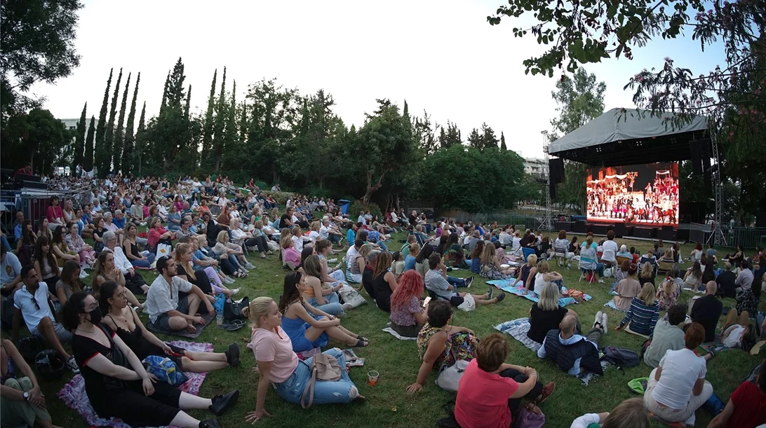 Αυλαία για τις προβολές όπερας στον Κήπο του Μεγάρου