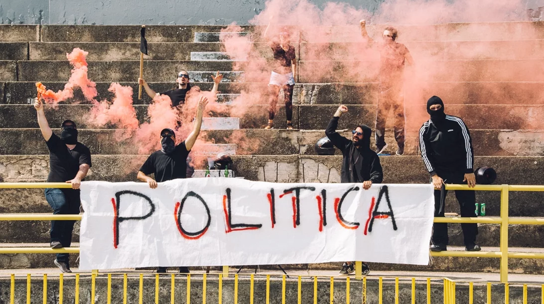 "Τι Ομάδα Είσαι Ρε;": Μια παράσταση που σκοράρει κατά της οπαδικής βίας