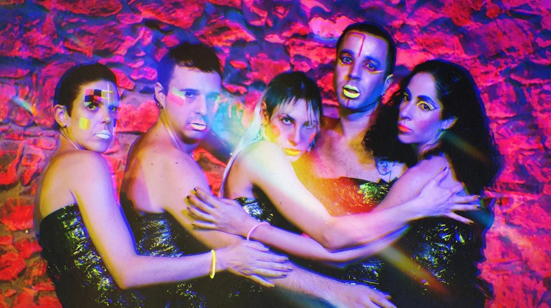 "Μαζί ποτέ: Αιτία υπάρχει… για ό,τι δεν πάει καλά": Ένα έργο του Τσιμάρα Τζανάτου γίνεται μια dance-club παράσταση