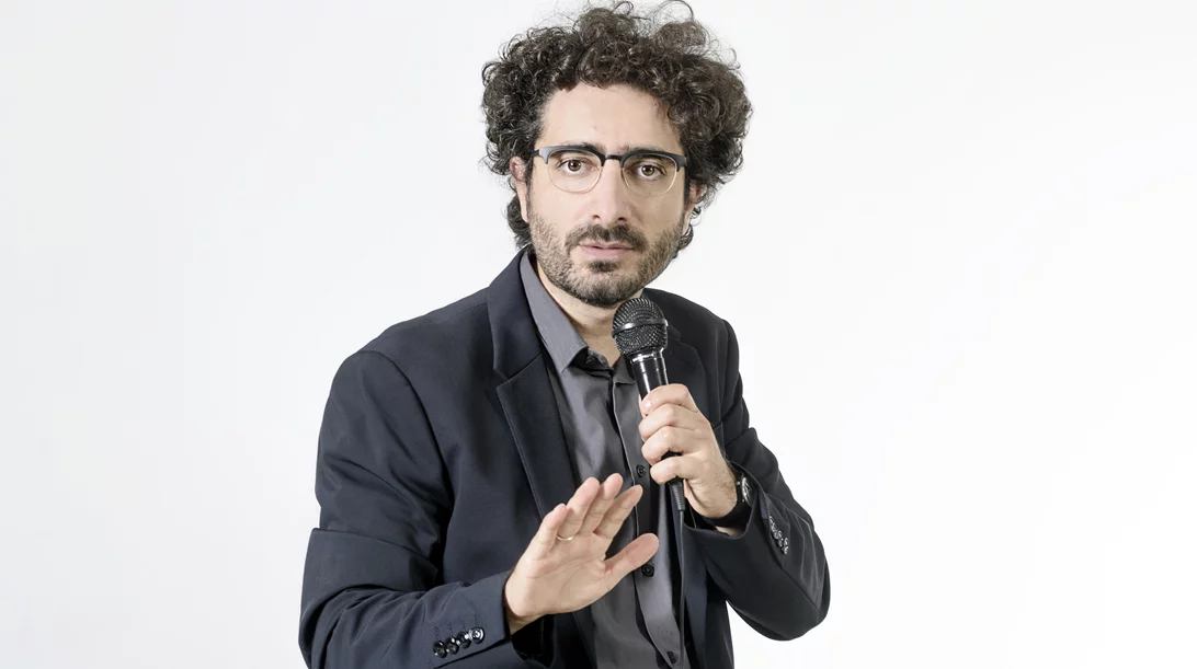 Ο Λάμπρος Φισφής σίγουρα ξέρει τι σημαίνει χιούμορ. Εμείς;