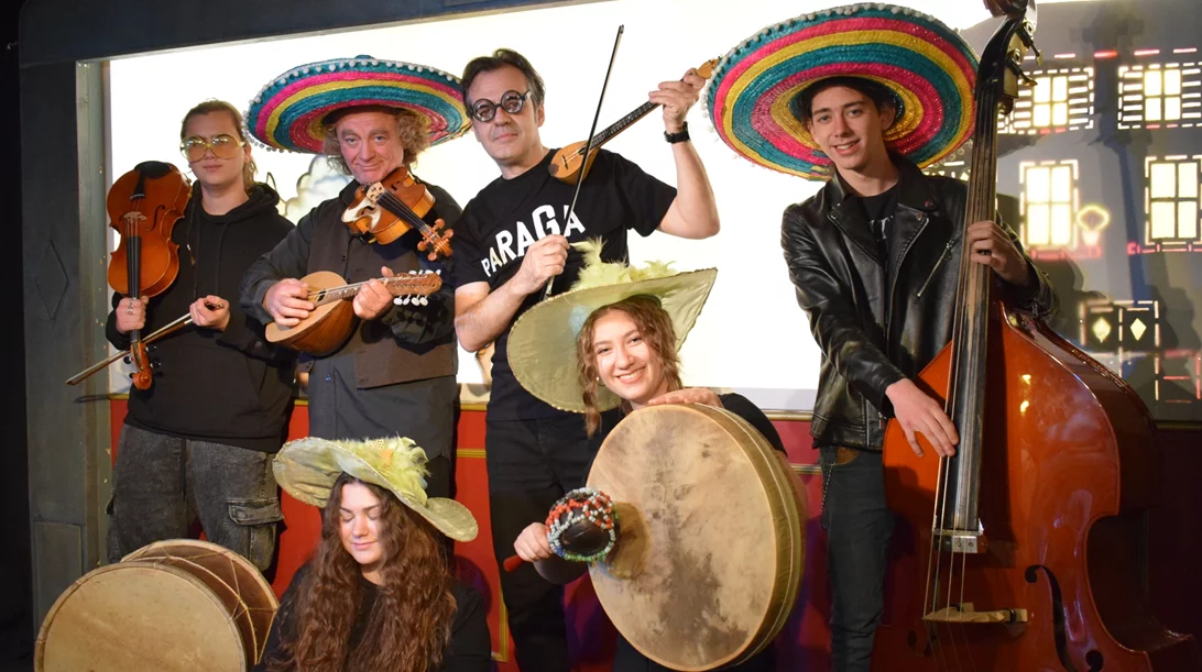 Ο Καραγκιόζης γιορτάζει τις Απόκριες στο "Paraga"