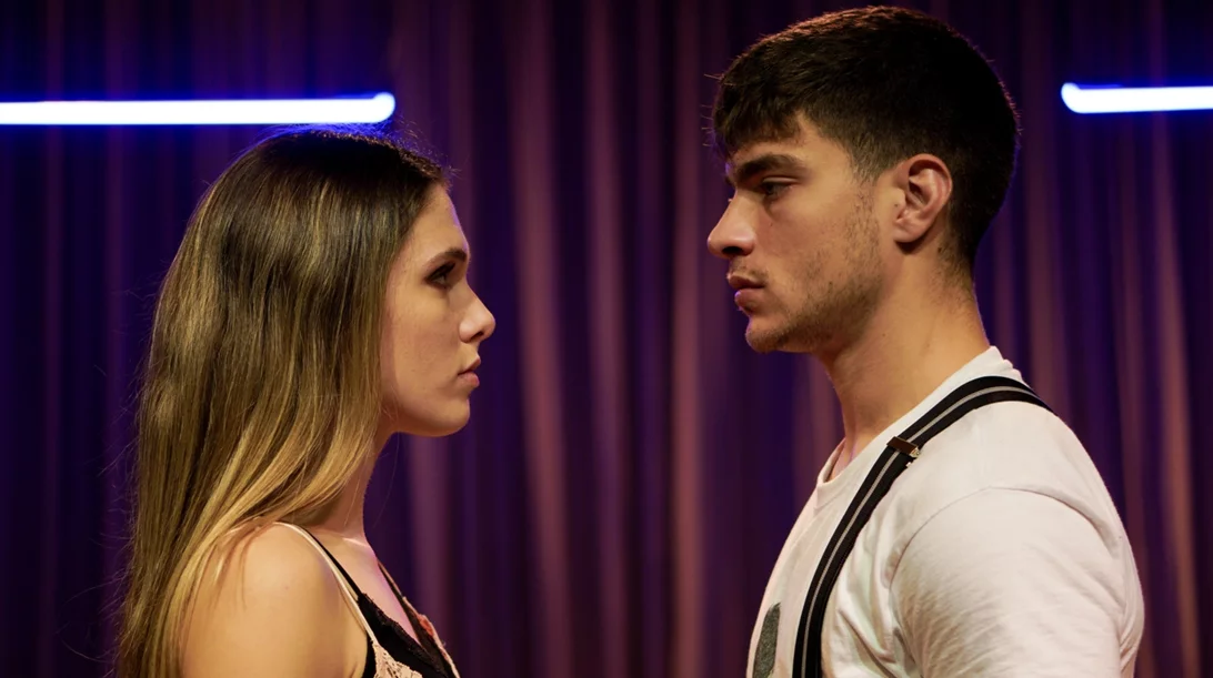 "Φακντ-απ" είναι τα πράγματα στο Θέατρο Άλφα-"Ληναίος-Φωτίου", με την Gen Z να παίρνει θέση επί σκηνής