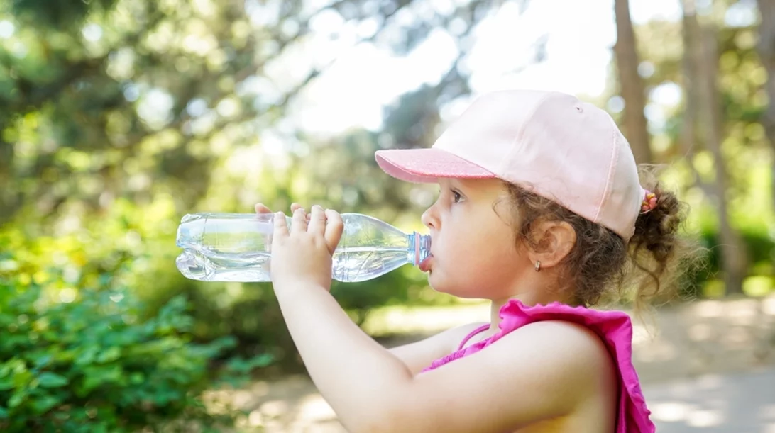 Καύσωνας και παιδιά: Ο παιδίατρος μας λέει τα απαραίτητα μέτρα προστασίας